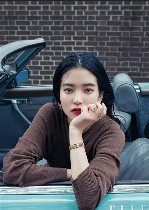 韩国美女图片 金牛座女生金泰梨《ELLE》冷艳红唇