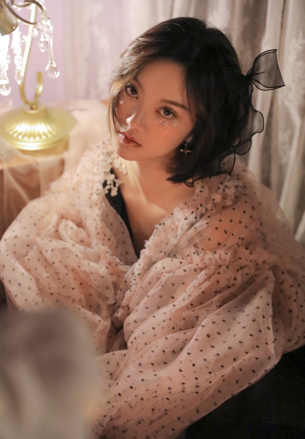 深v领美女黑色包臀裙高清写真