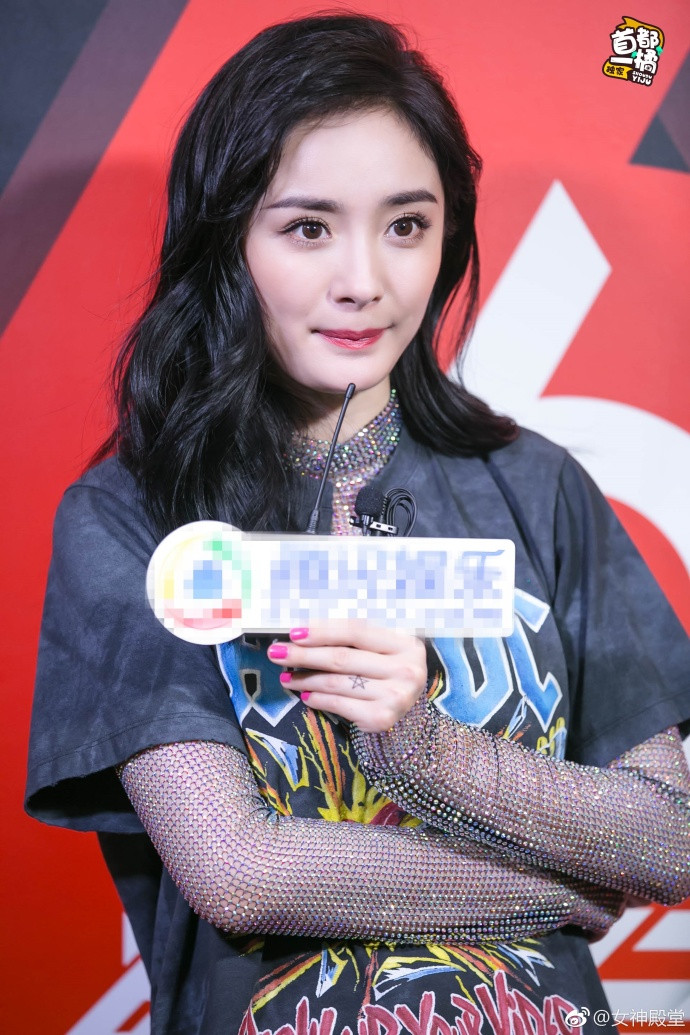 大眼美女明星杨幂活动九连拍小表情很丰富