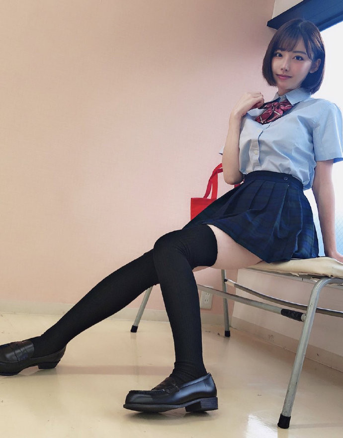 日本美女女优深田咏美制服诱惑图片