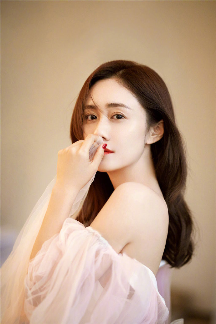 中国美女明星刘芸生日写真柔美彩虹仙女裙图片