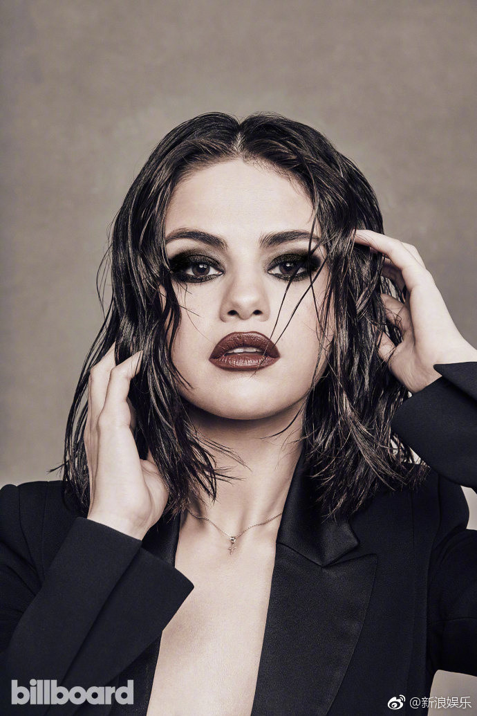 欧美美女明星赛琳娜戈麦斯(Selena Gomez)登上《Bi