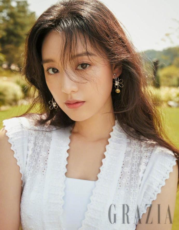 韩国美女图片_女明星金智媛Grazia Korea画报