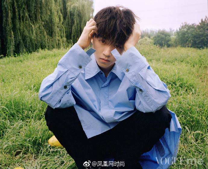 TFBOYS-王俊凯十月封面白衬衫白马王子图片