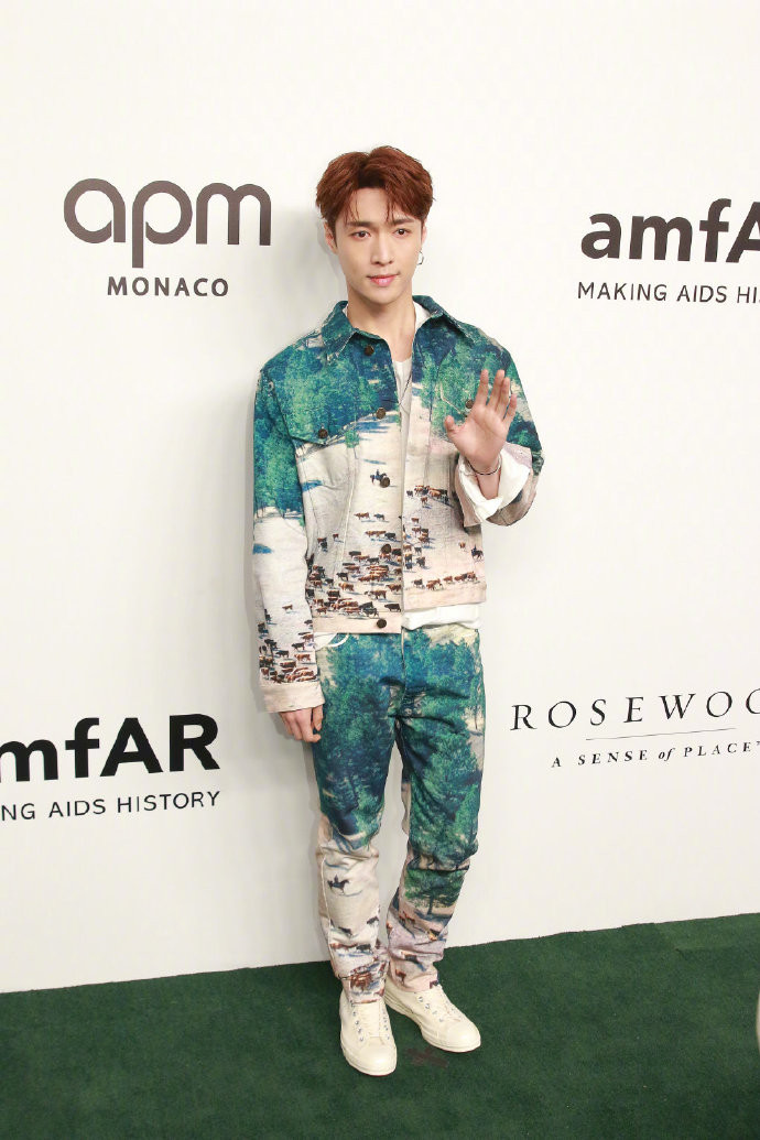 小鲜肉男明星张艺兴在香港出席amfAR慈善晚宴帅气