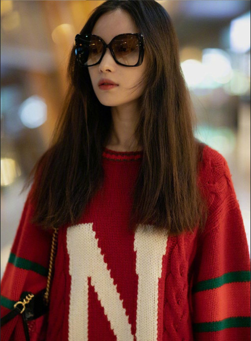 街拍美女图片 女明星倪妮红色毛衣街拍图片