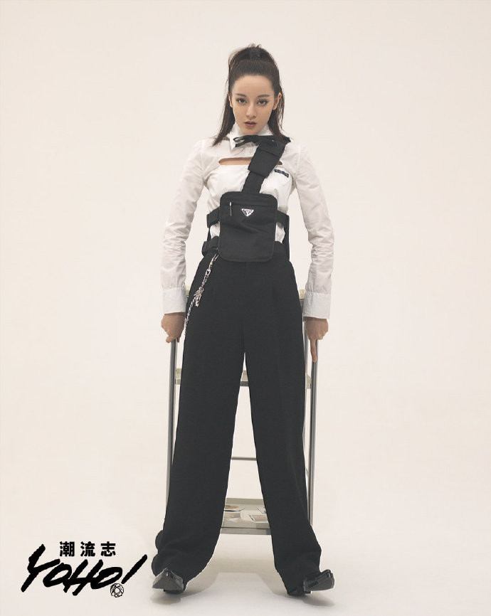 新疆美女图片 流量小花迪丽热巴潮流志杂志图片