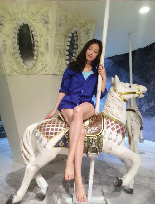 好看的女明星倪妮旅行拍照姿势图片