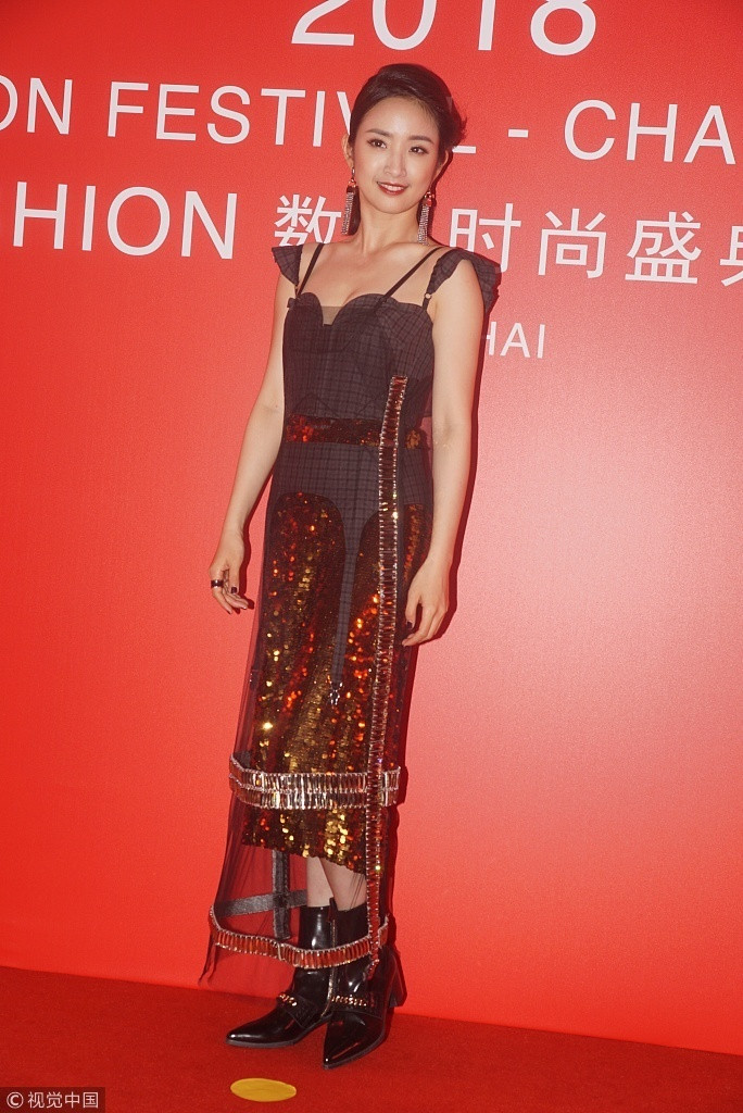 台湾美女明星林依晨吊带黑色礼服出席某活动