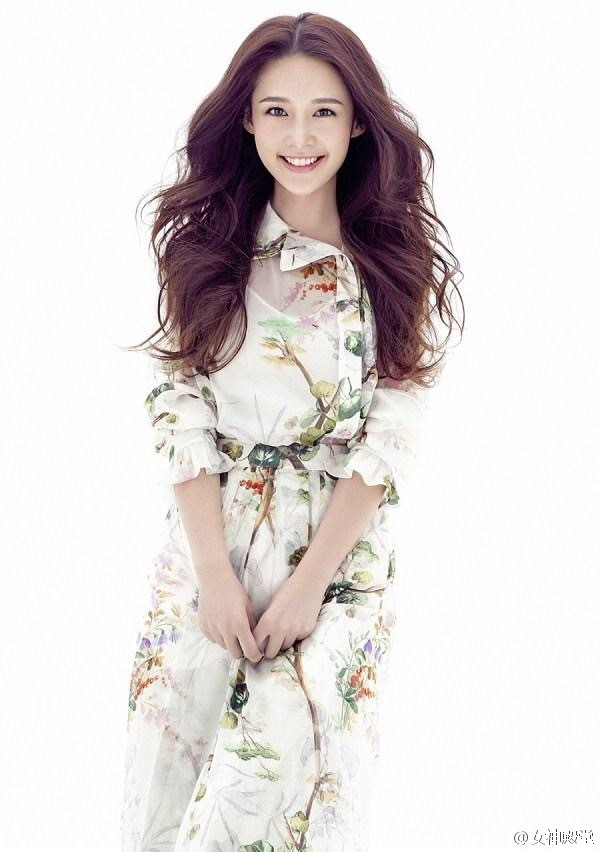 长发美女明星李沁花朵连衣裙写真美丽动人