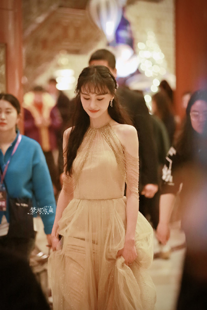 中国美女明星郑爽身穿金色长裙高贵优雅图片