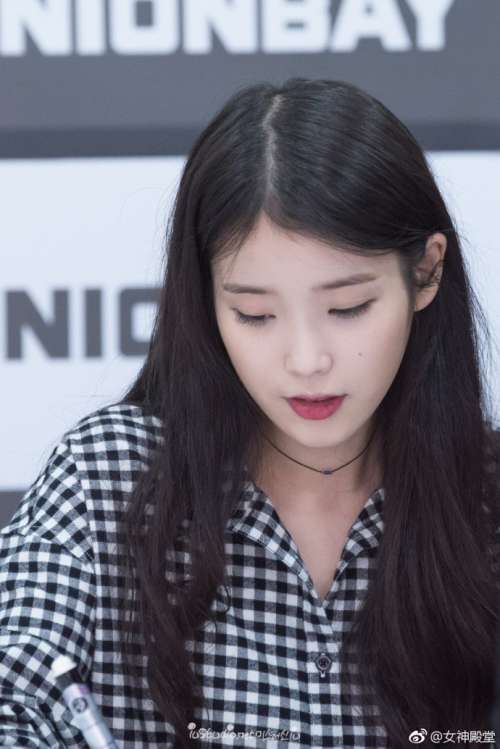 韩国美女明星李知恩iu黑白格子衬衣出席某活动清