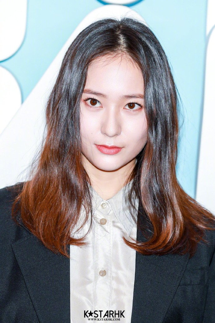 韩国美女明星郑秀晶Krystal出席HK Miu Miu活动图片
