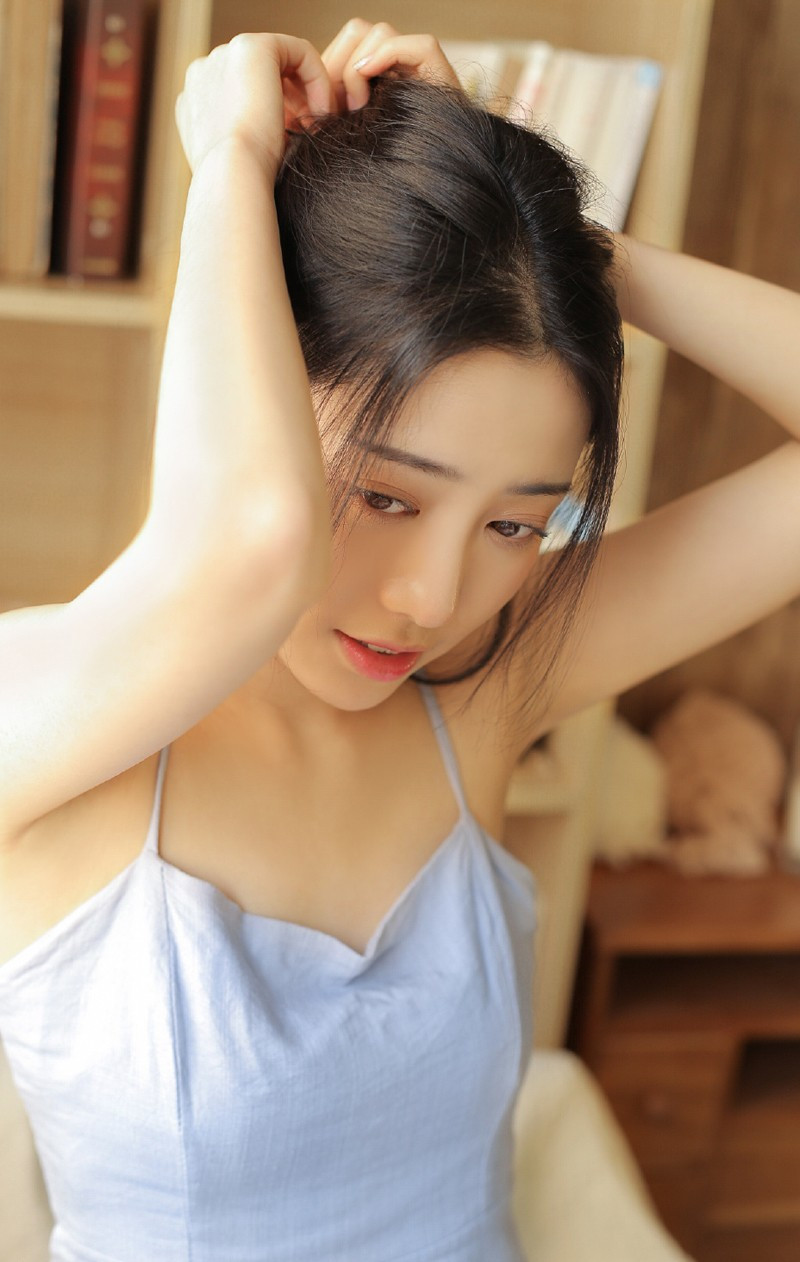 睡衣美女冰丝写真,吊带睡裙美女性感生活照