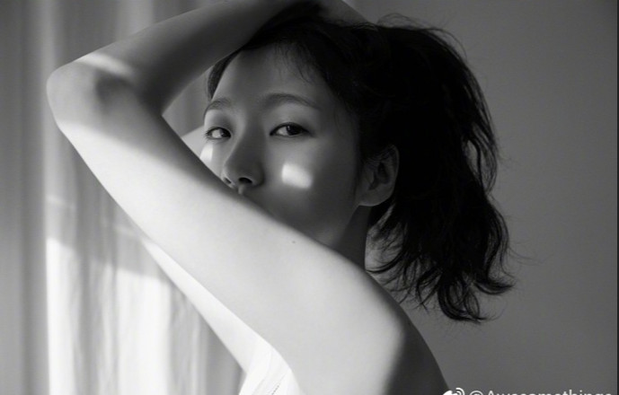 韩国美女明星金高银素颜登上韩国版《Esquire》