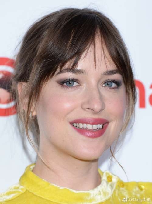 欧美美女明星Dakota Johnson鹅黄色绒面长裙清新优雅