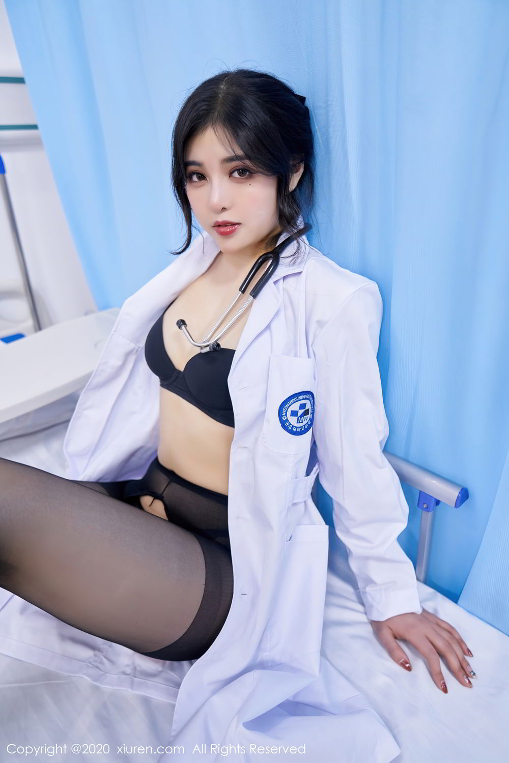 韩静安白色制服勾勒曼妙娇躯,性感美女黑丝美腿极致诱惑写真