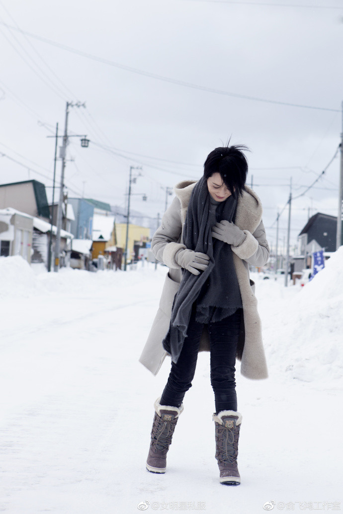 不老女神俞飞鸿北海道雪景里短发街拍图片美人