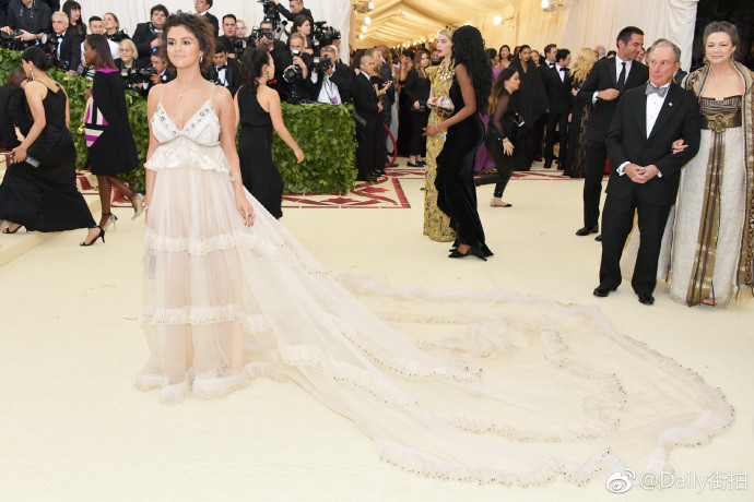 欧美美女明星傻脸娜Selena Gomez 现身 2018 Met Gala 高