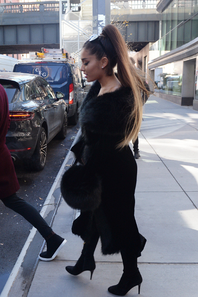 欧美美女明星Ariana Grande纽约街拍图片