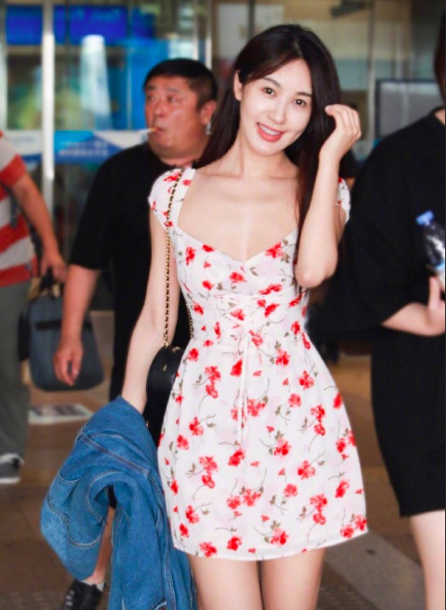 中国美女图片 内地女明星李菲儿碎花连衣裙街拍