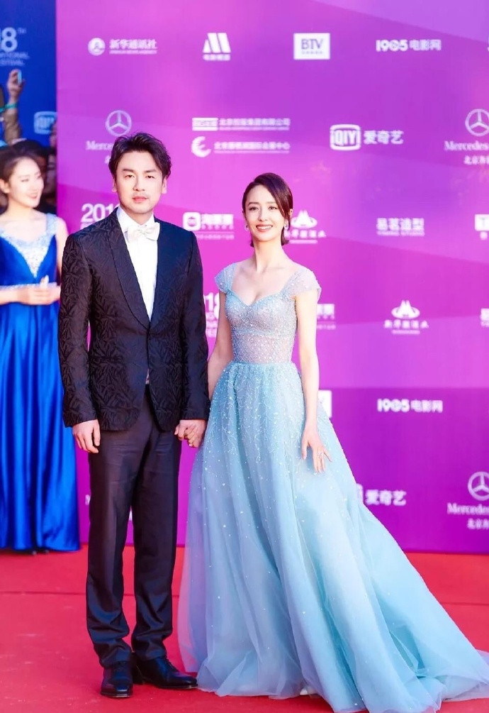 中国明星雷佳音和佟丽娅拍的封面照图片