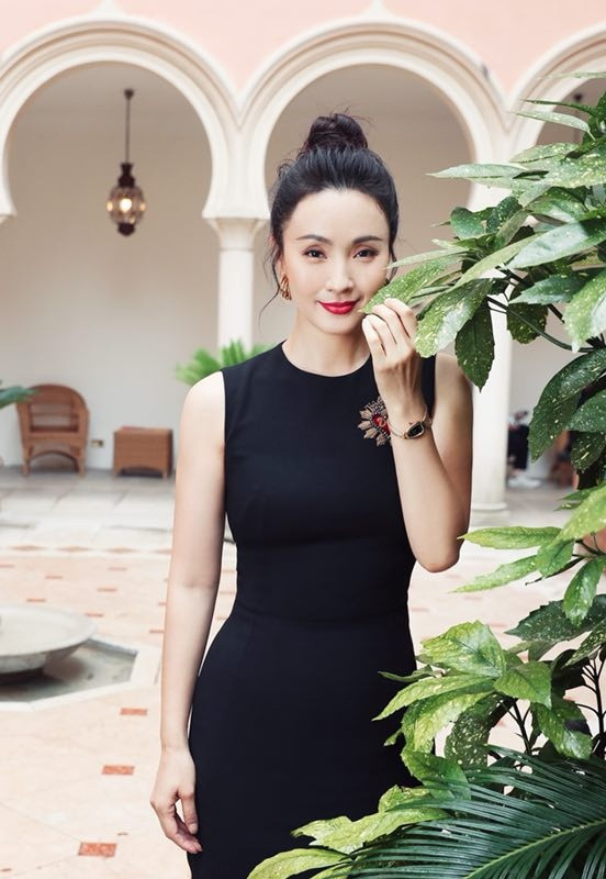 陶虹图片_无锡美女明星陶虹黑色裙装搭配丸子头