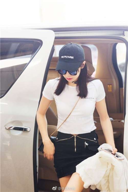 韩国美女明星宋茜一身率性大方的黑白搭配现身