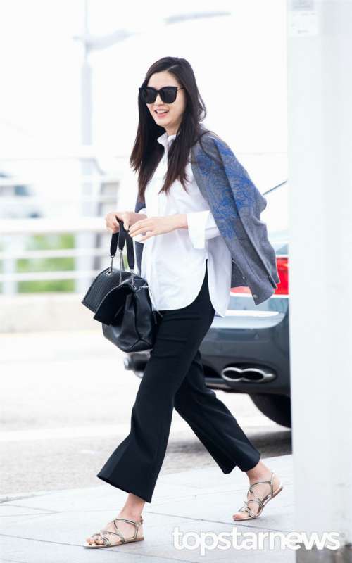 韩国美女明星全智贤时尚搭配变身潮流女王