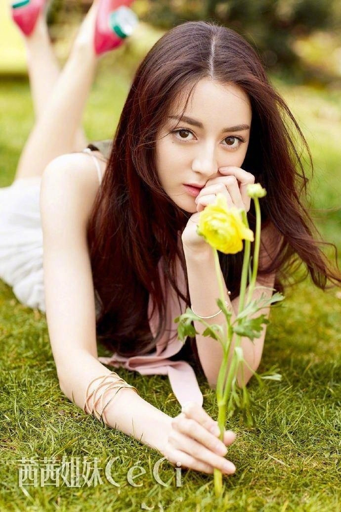 新疆美女明星迪丽热巴是降落在花园里的小仙女