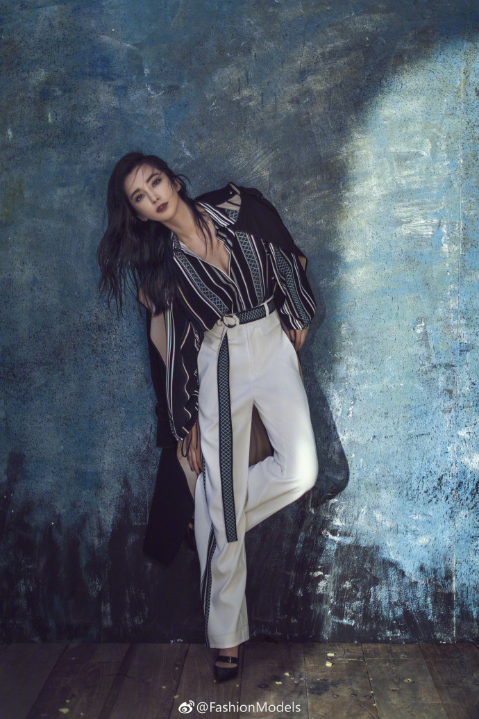 中国美女明星李冰冰登上《时装L'Officiel》2月刊封