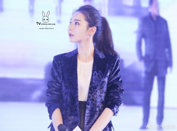 时尚辣妈美女明星戚薇气质干练活动照