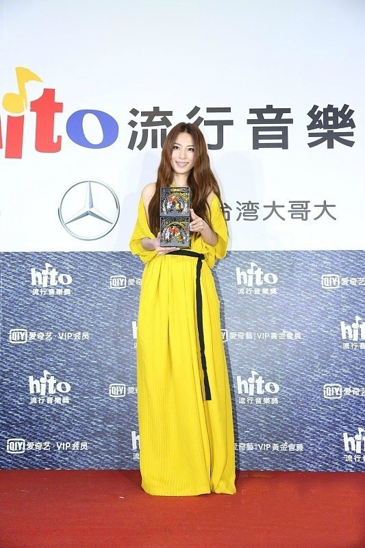 美女明星周冬雨杨幂肯豆都在穿柠檬黄美裙出街