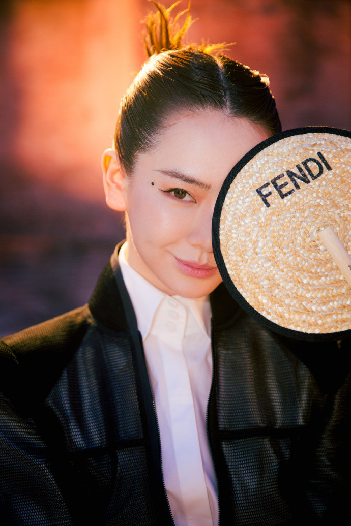 四川美女图片 女星戚薇参加fendi2020秋冬大秀图片