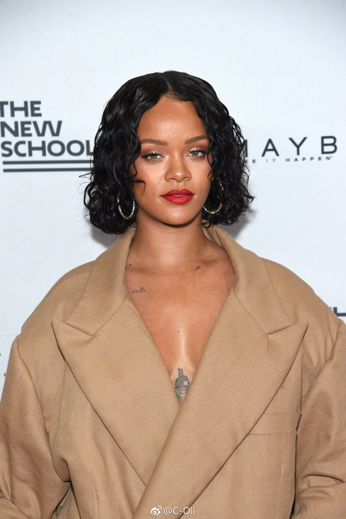 欧美流行天后Rihanna受邀出席第69届帕森斯年度时