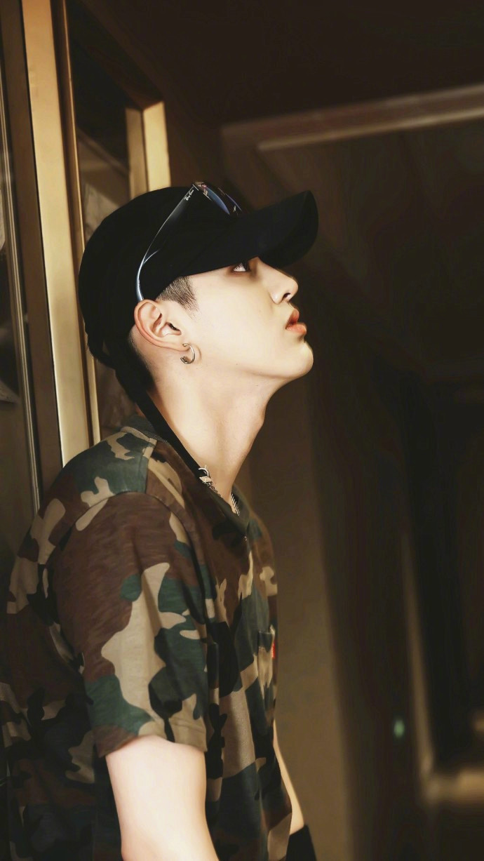 吴亦凡炫酷个性时尚写真宽屏手机壁纸
