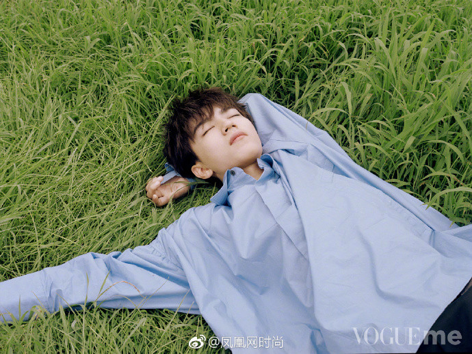 TFBOYS-王俊凯十月封面白衬衫白马王子图片