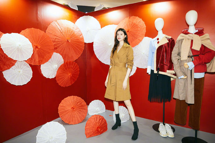中国美女图片_国际超模何穗出席eifini伊芙丽代言