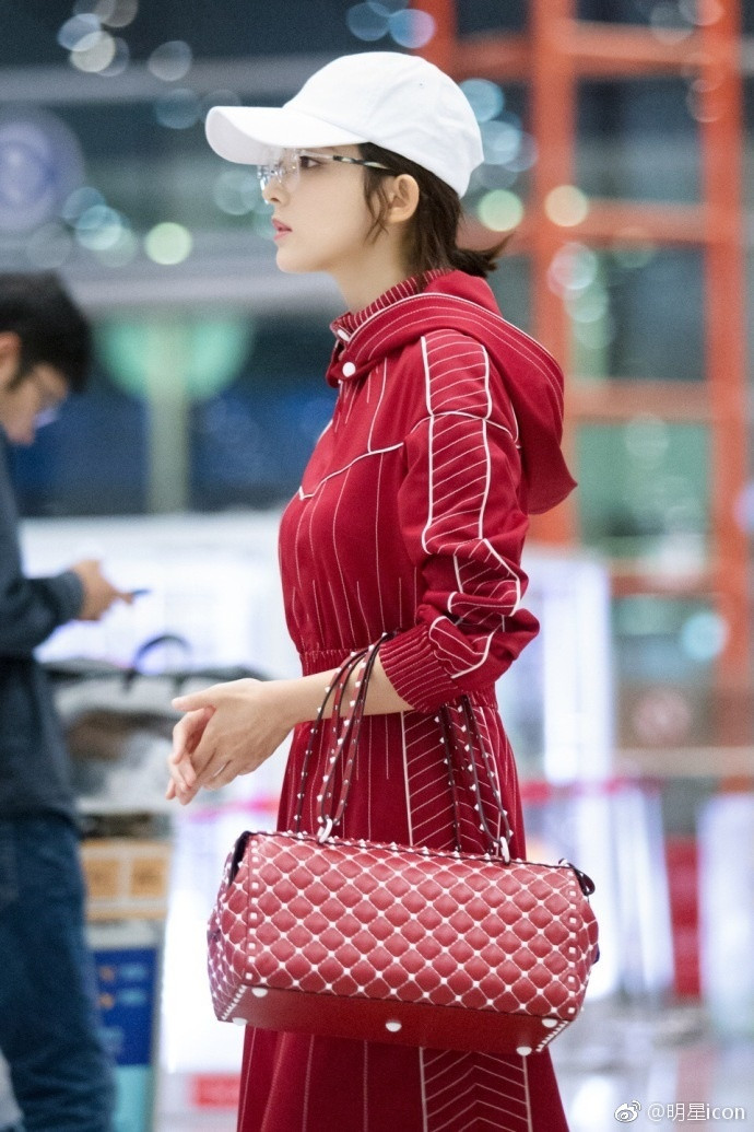 异域美女明星古力娜扎红色长裙机场街拍照