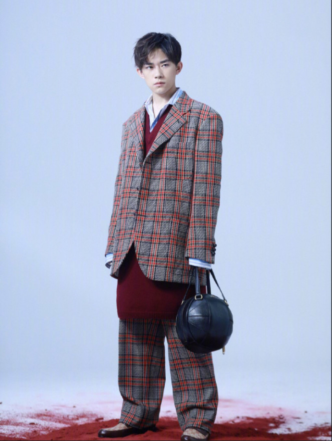 中国男团tfboys成员易烊千玺照片