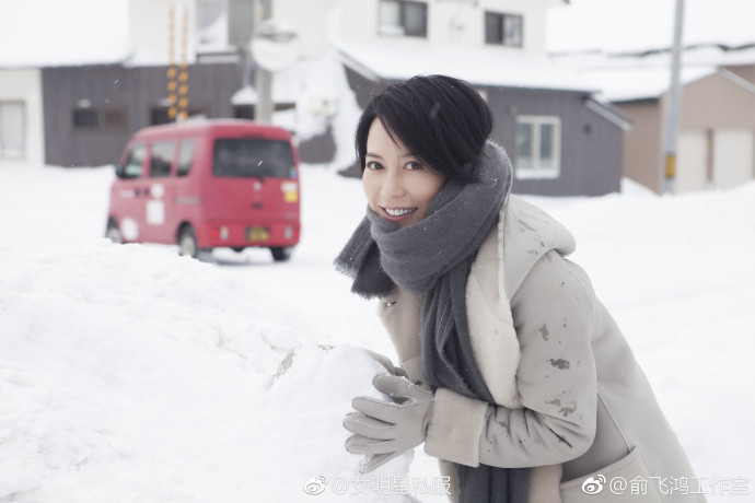 不老女神俞飞鸿北海道雪景里短发街拍图片美人