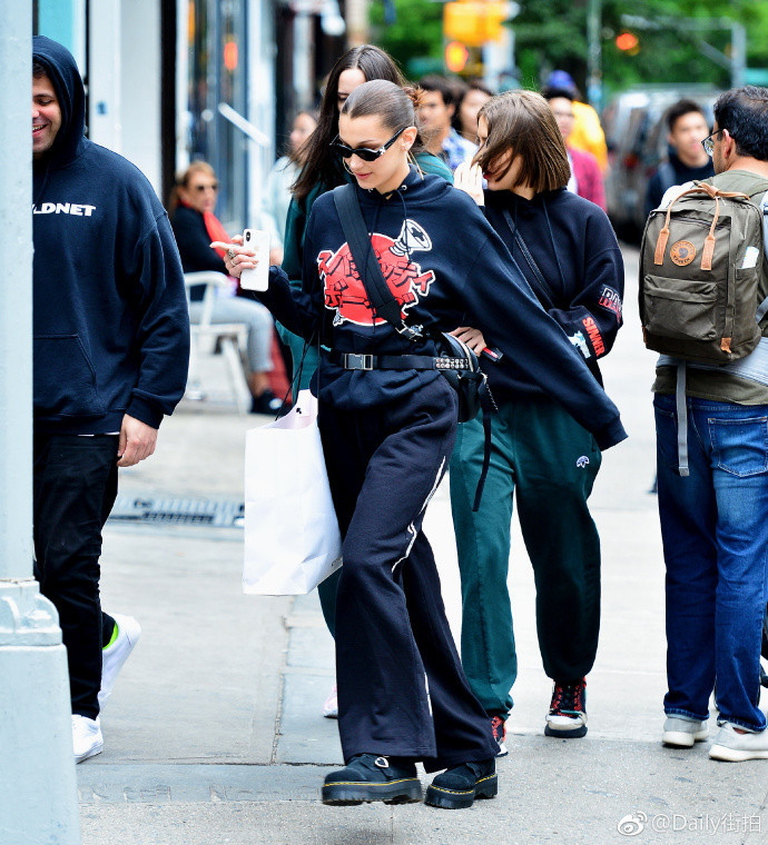 欧美美女明星Bella Hadid 和SimiHaze双胞胎在纽约出街