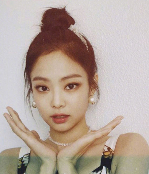 韩国女团blackpink成员Jennie的微胖女孩穿搭图片