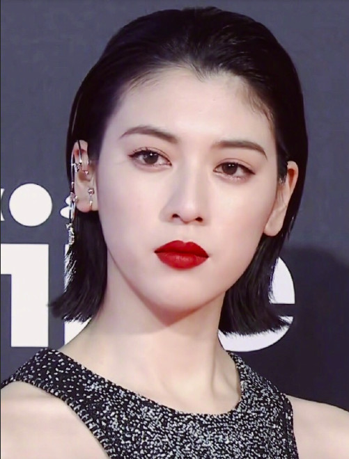 日本美女麻豆三吉彩花大红唇红毯美图