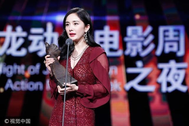 北京美女明星杨幂深v红裙再次拿下最佳女演员