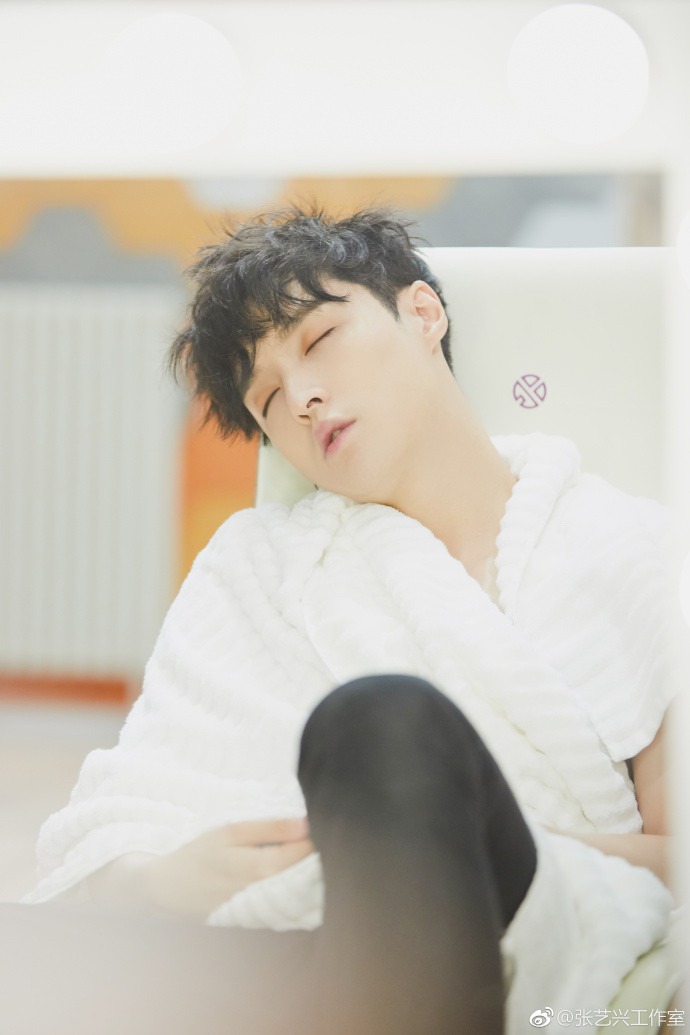 韩国男团exo成员lay张艺兴图片