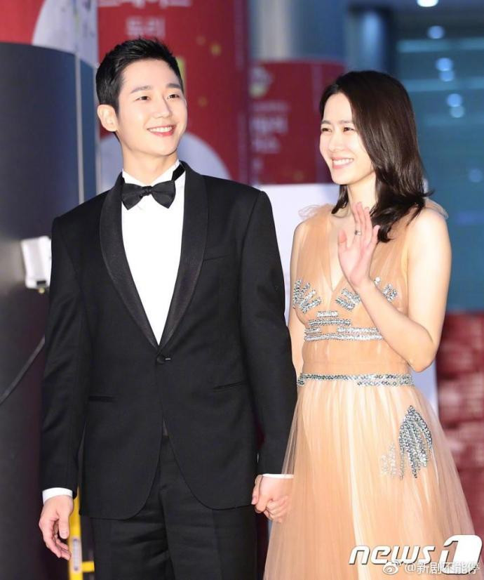 韩国明星孙艺珍丁海寅牵手出席54届百想艺术大赏