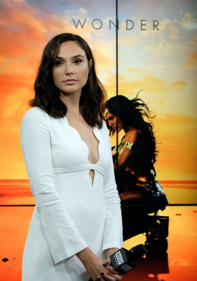 以色列女演员盖尔·加朵（Gal Gadot）白色礼服性感