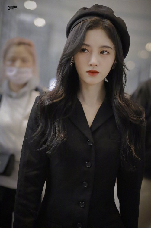 内地明星美女鞠婧祎机场街拍照图片