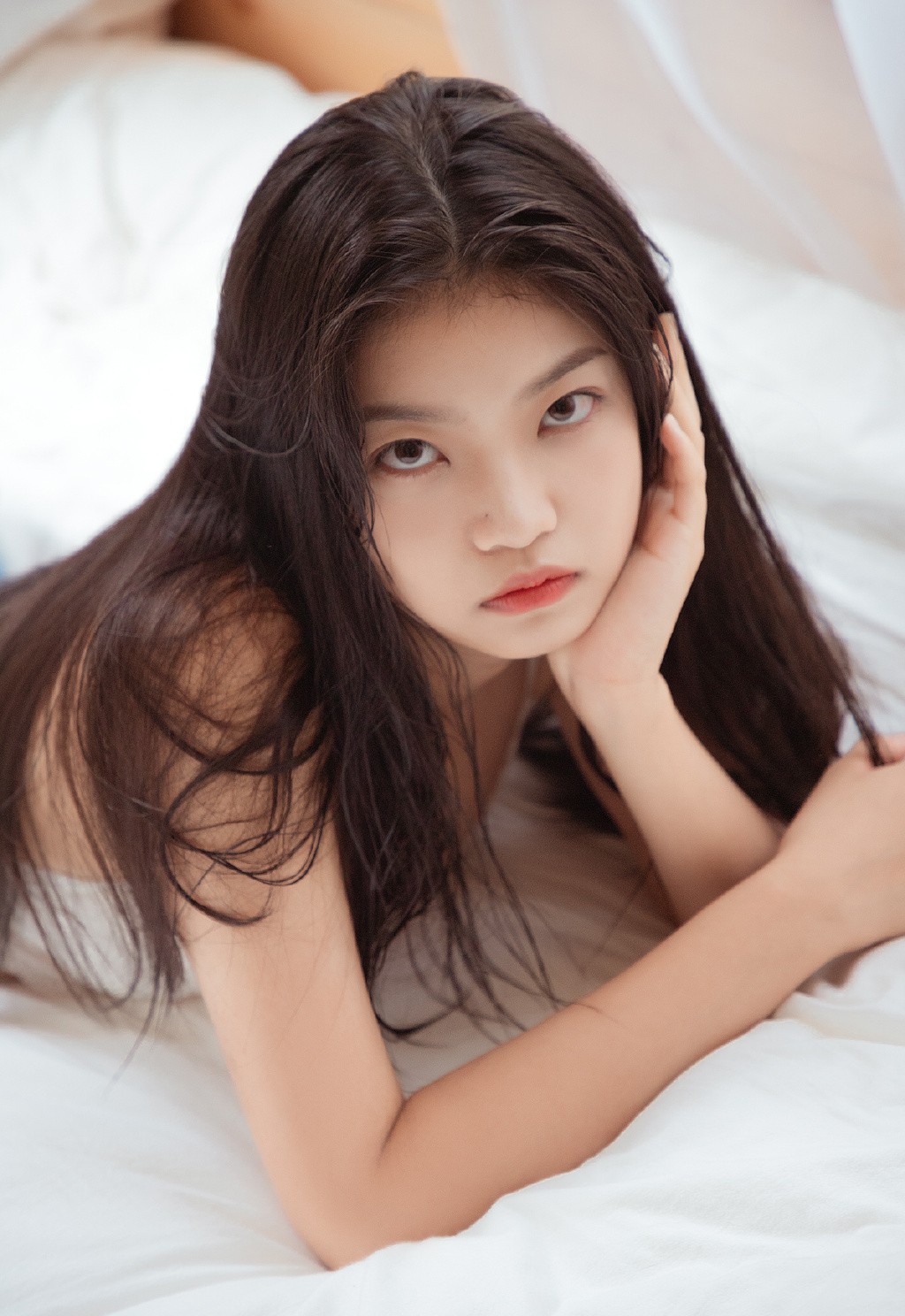 犀利眼神气质美女床上私拍写真